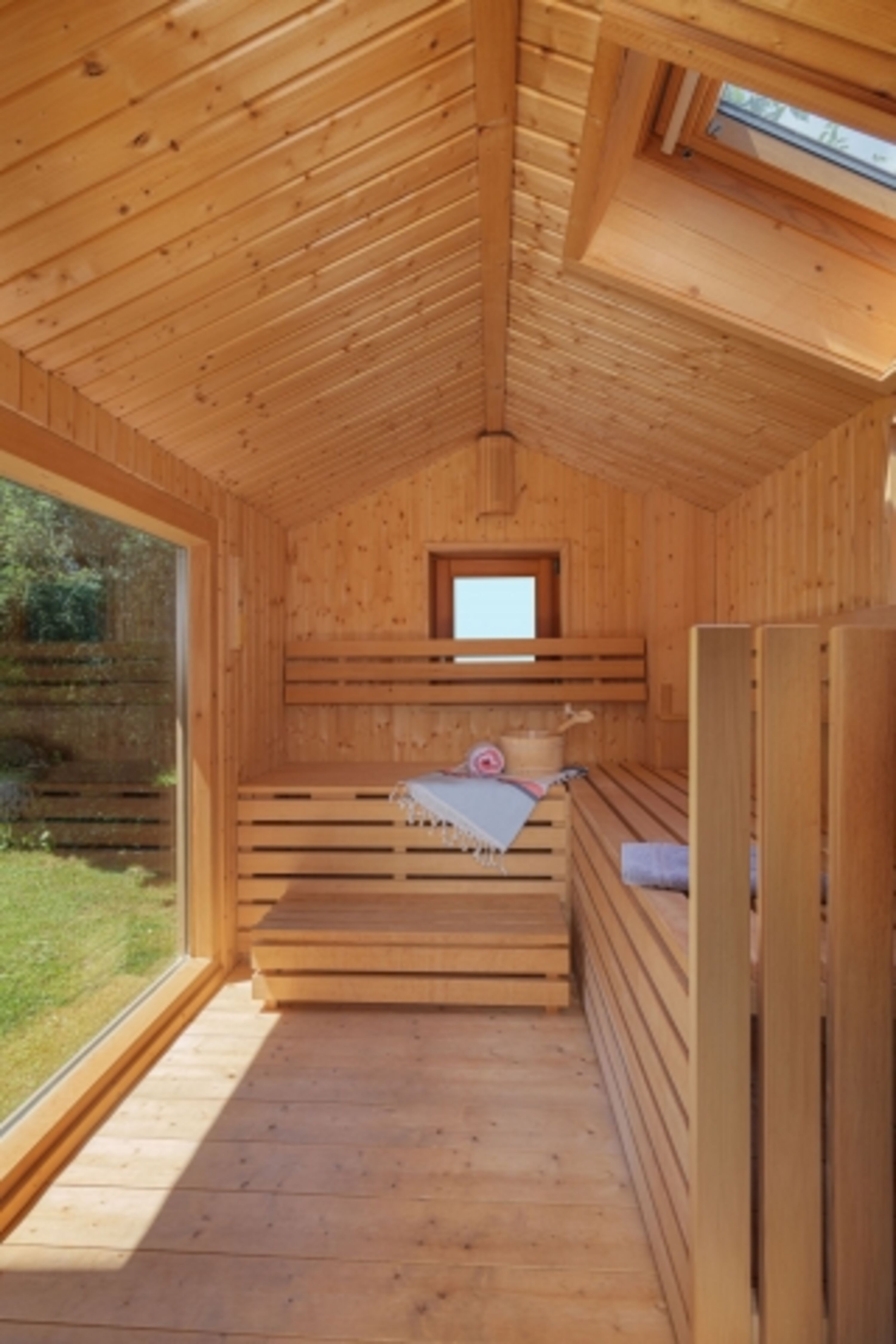 Außensauna mit Blick in Garten