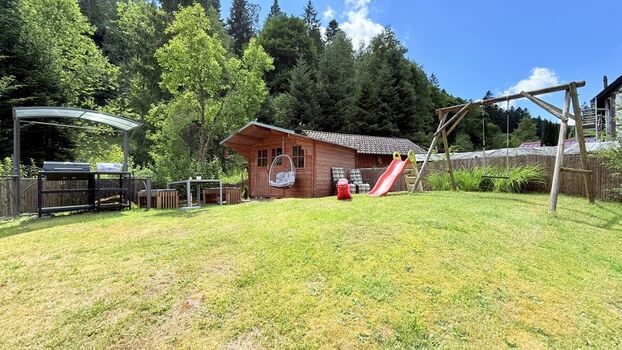 großer Garten mit Spielplatz