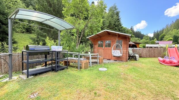 großer Garten mit Spielplatz