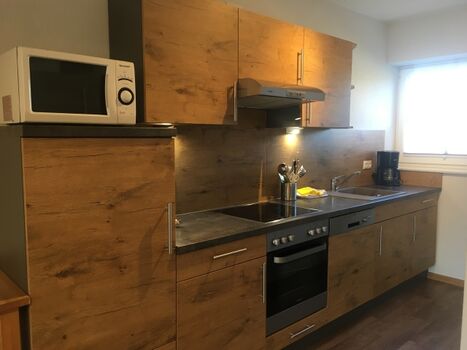 Küchenzeile mit allen Elektrogeräten