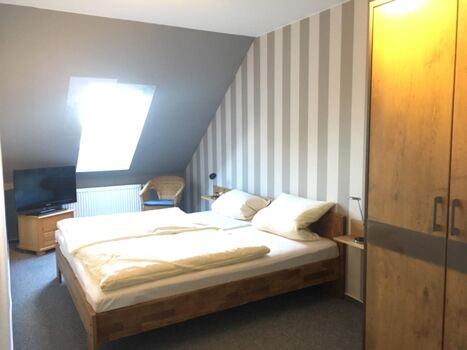 Schlafzimmer mit Doppelbett