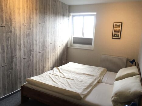 Schlafzimmer mit Doppelbett