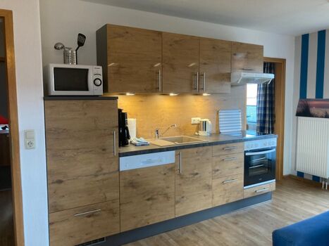 Küchenzeile mit allen Elektrogeräten