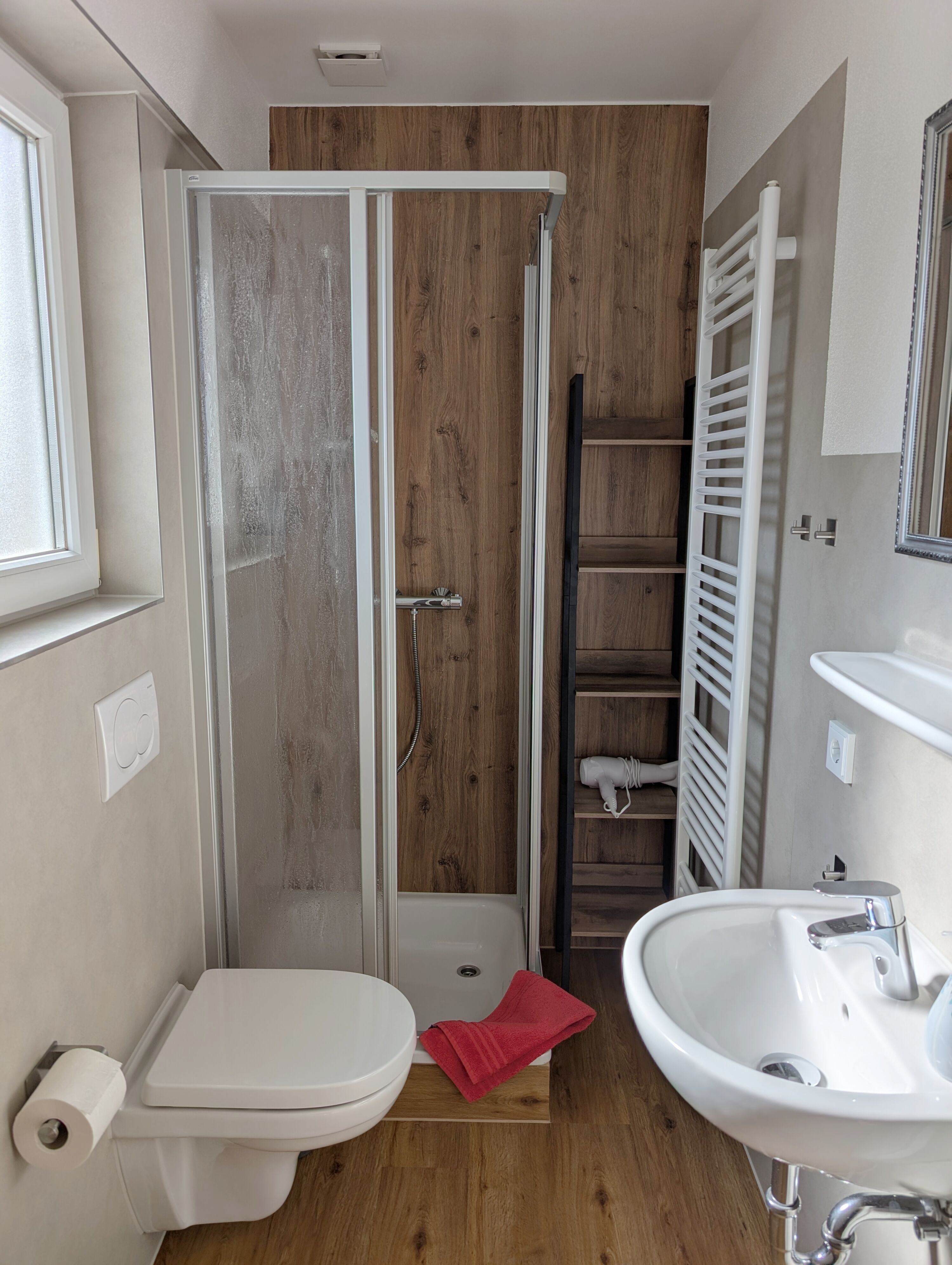 Bad mit Dusche und WC