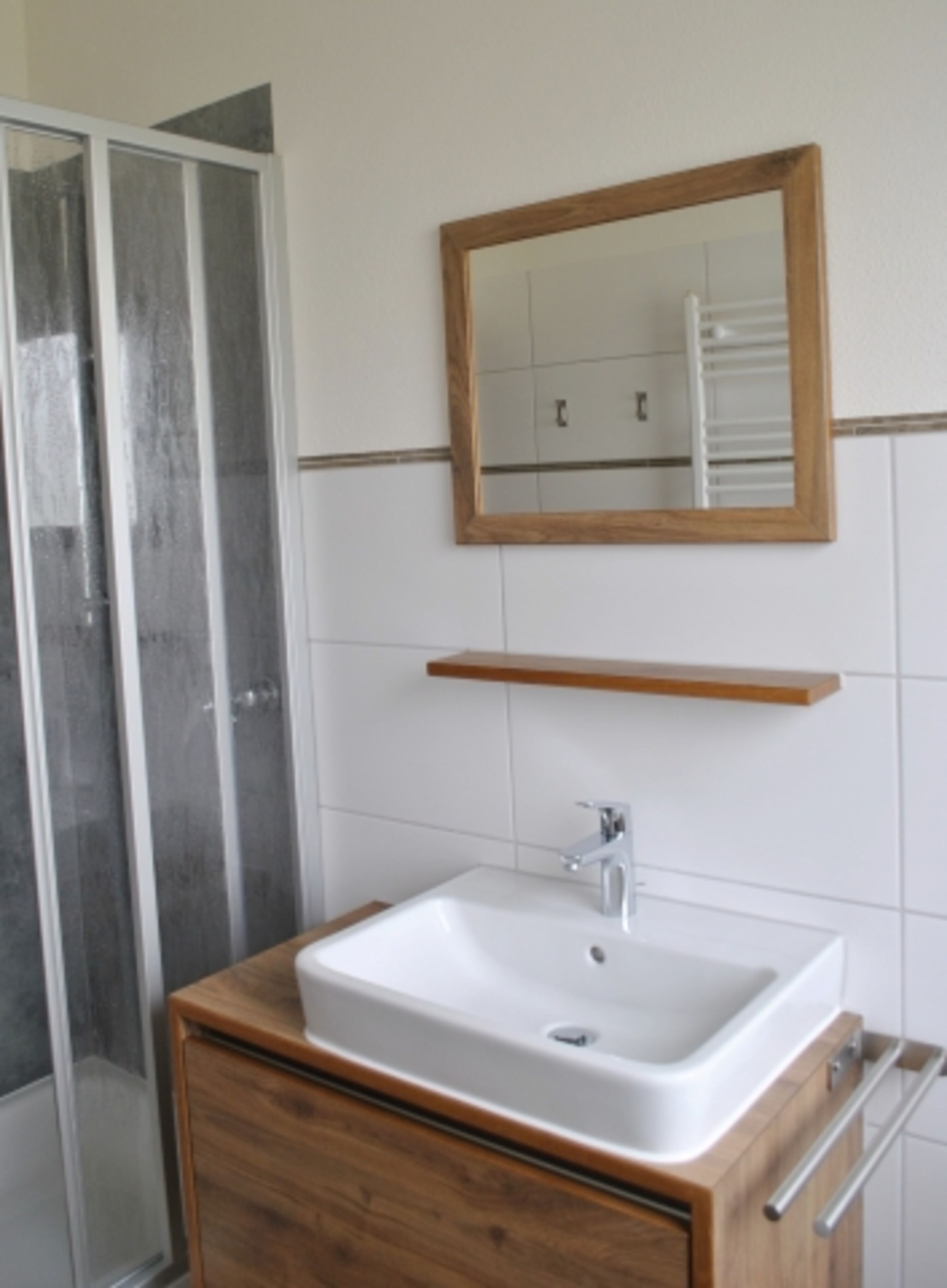 Bad mit Dusche und WC