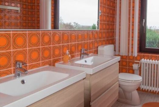 Bad mit Dusche und Badewanne 