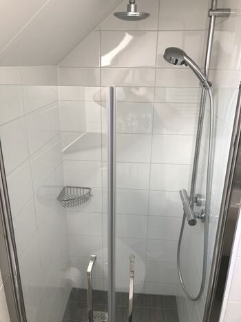 mit Regendusche und Duschtür
