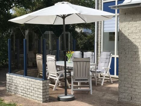 Terrasse am Wintergarten mit Windschutzelementen