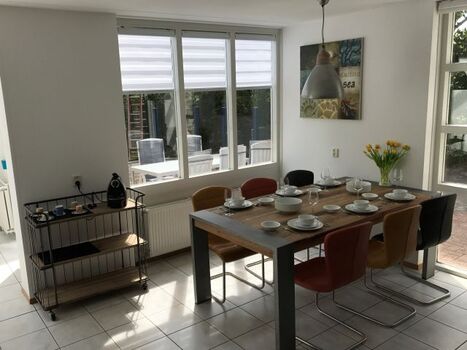 Esstisch mit 6 Stühlen und Espressobar