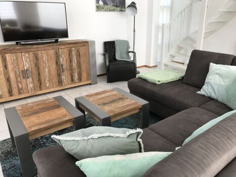 offner Wohn-Essbereich mit 55" Flat-TV und Soundbar