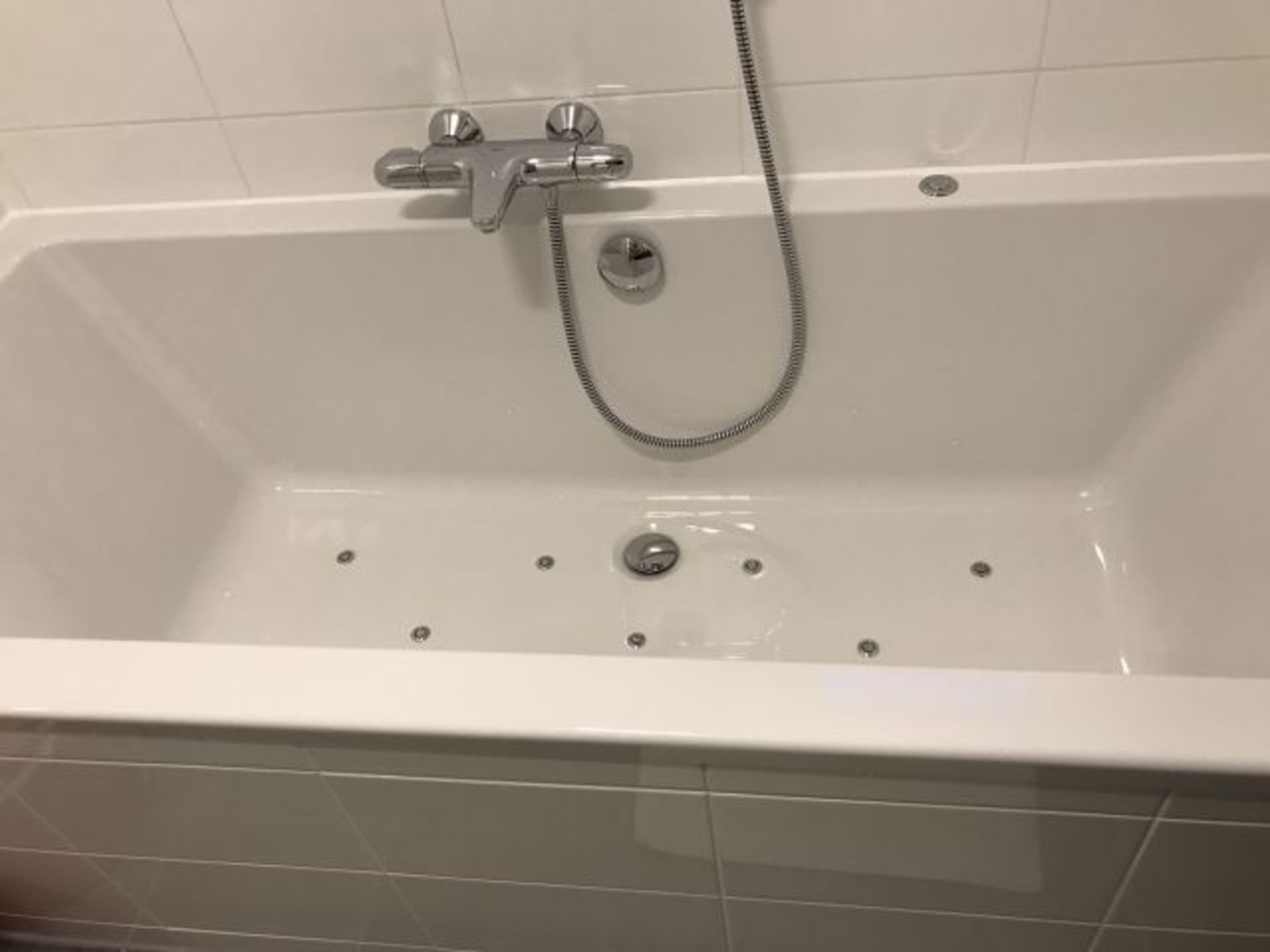 und Whirlpool-Wanne