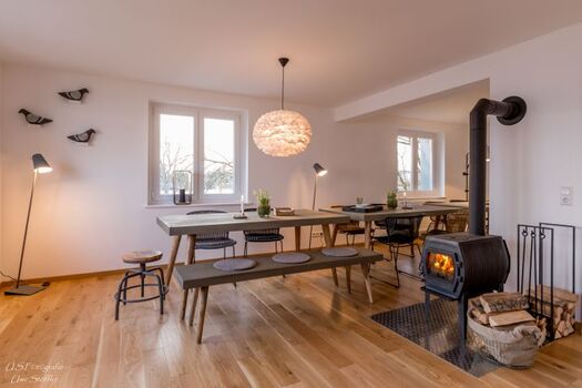 Hier finden Sie drei große Esstische – ideal für geselliges Dinieren, fröhliche Feiern oder gemeinsame Spiele mit Familie und Freunden