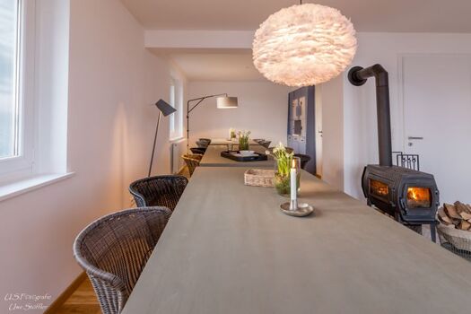 Nette Runde am großen Esstisch