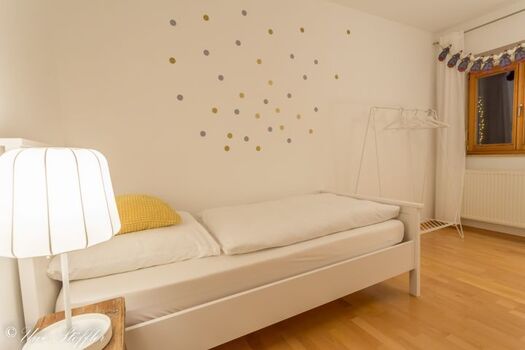 2. Schlafzimmer mit zwei Einzelbetten