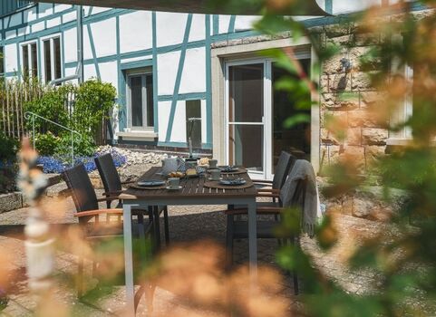 Wunderschöner umzäunter Freisitz im Hof