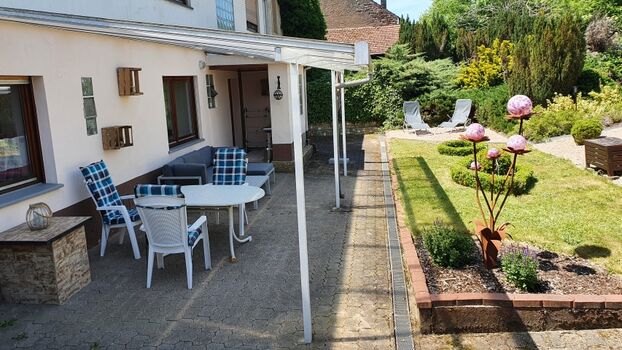 Überdachte Terrasse und Garten