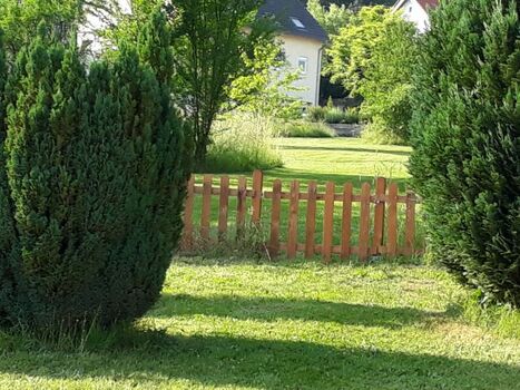 Zaun mit Zugang zur Gassi-Wiese