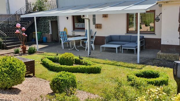 Terrasse mit Gartenmöbeln, Lounge und Grill