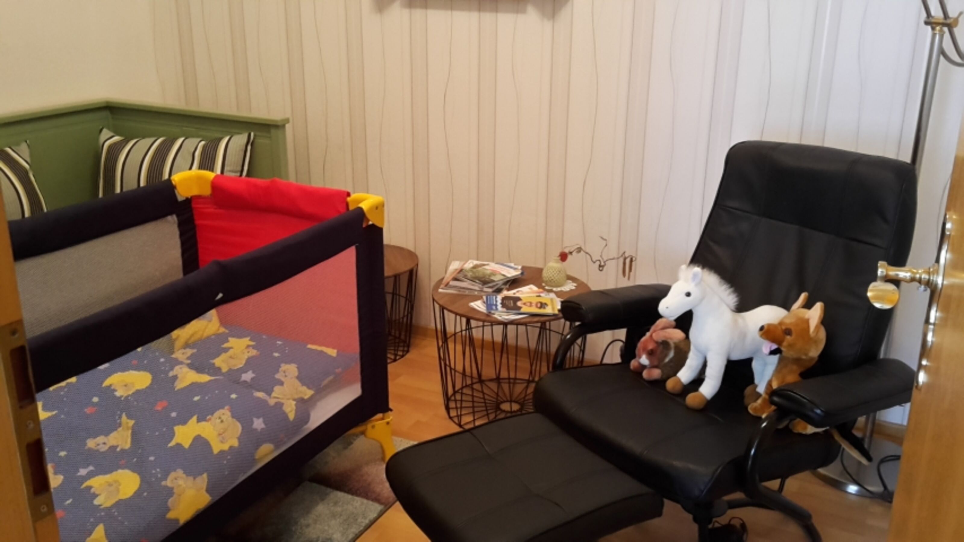 Kinder-Reisebett im Lesezimmer