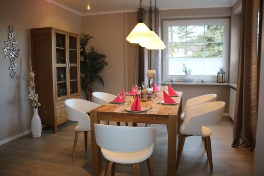 Esszimmer Tisch erweiterbar auf 8 Personen