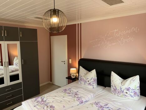 1. Schlafzimmer mit großem Schrank