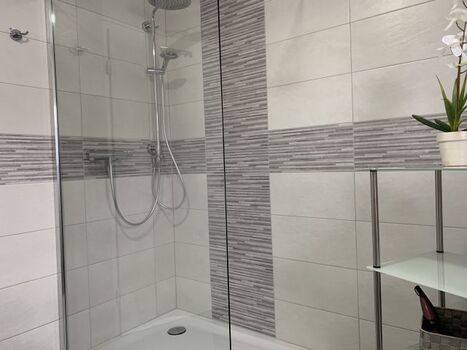 modernes Bad Obergeschoss mit großer Dusche