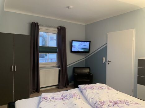1. Schlafzimmer mit zweitem TV