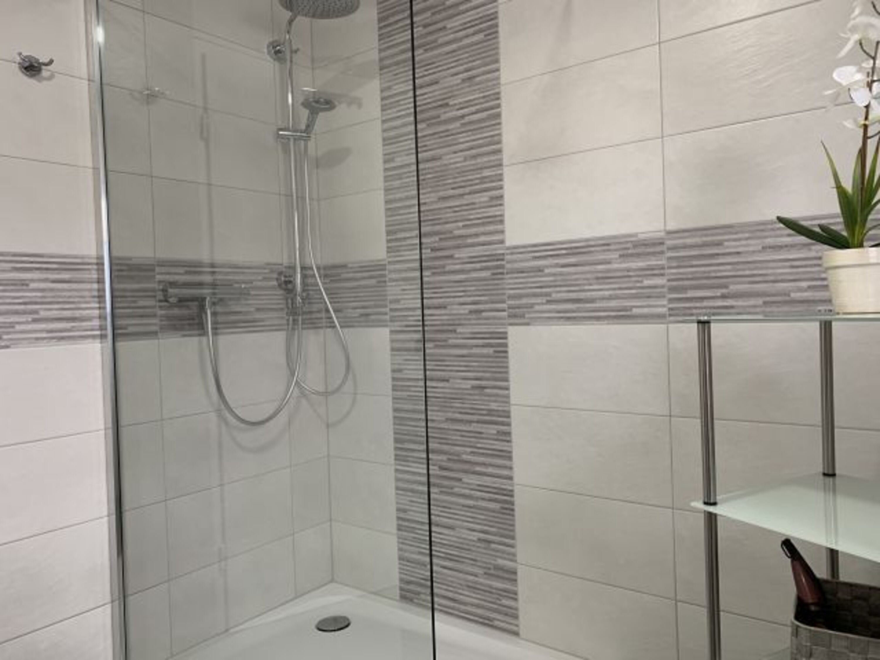 modernes Bad Obergeschoss mit großer Dusche