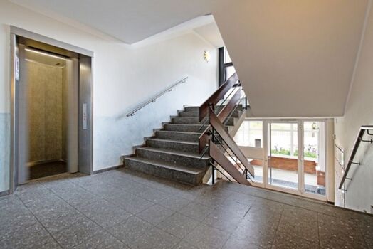 Treppenhaus des Appartementhauses mit Fahrstuhl