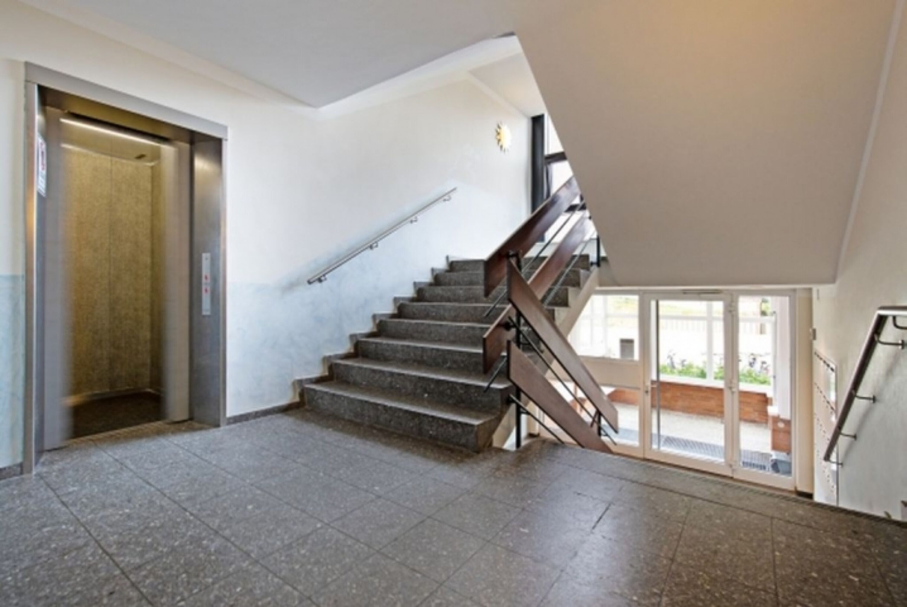 Treppenhaus des Appartementhauses mit Fahrstuhl