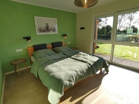 Schlafzimmer mit Blick in den Garten