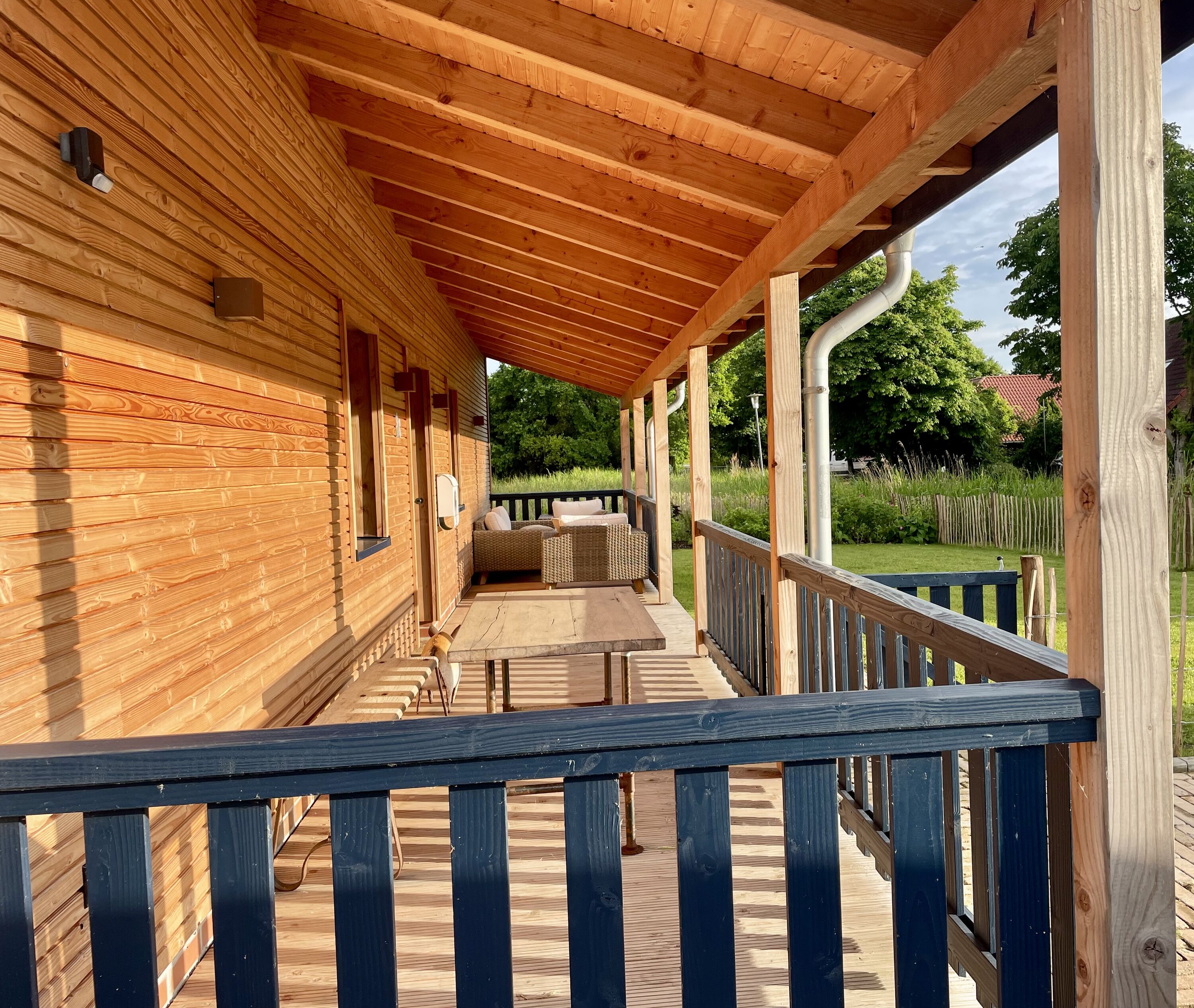 Die Veranda und der Vorgarten natürlich auch mit Zaun