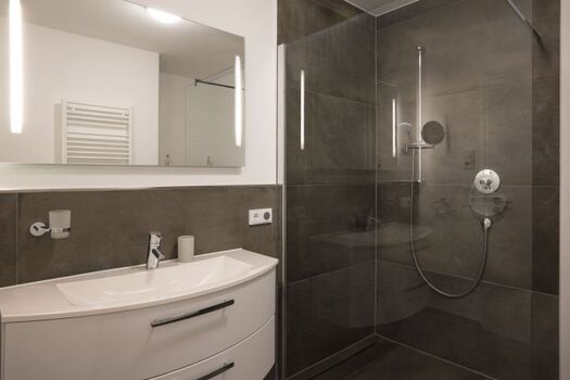 Badezimmer mit begehbarer Dusche