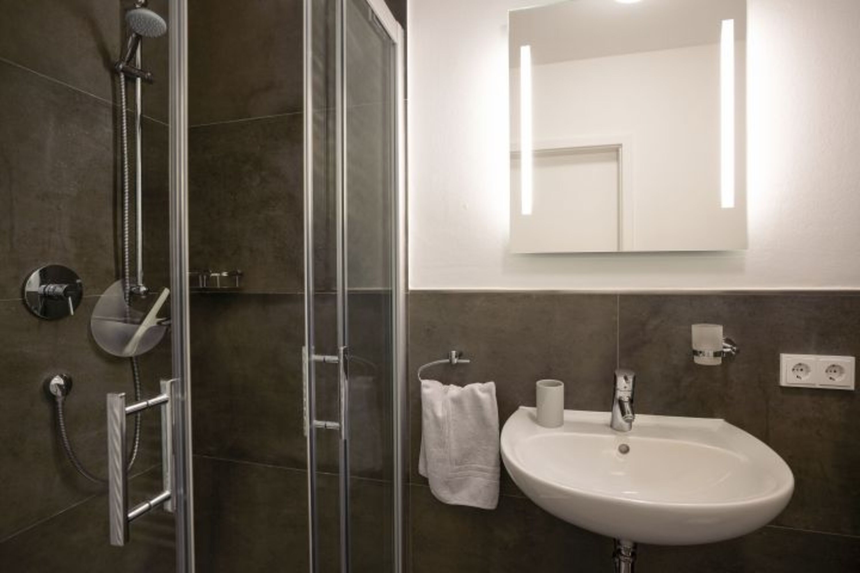 hochwertiges Badezimmer mit Dusche