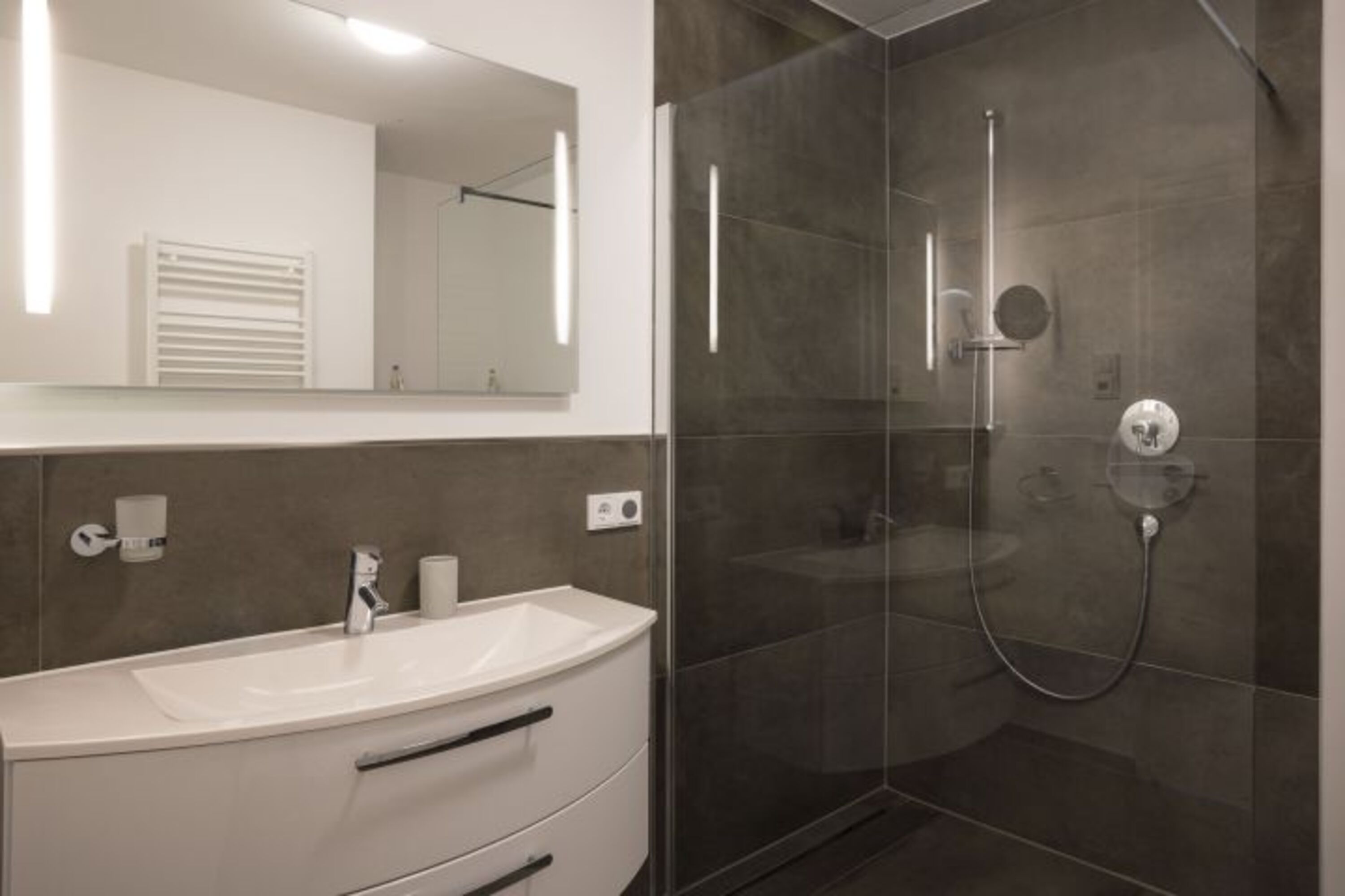 Badezimmer mit begehbarer Dusche