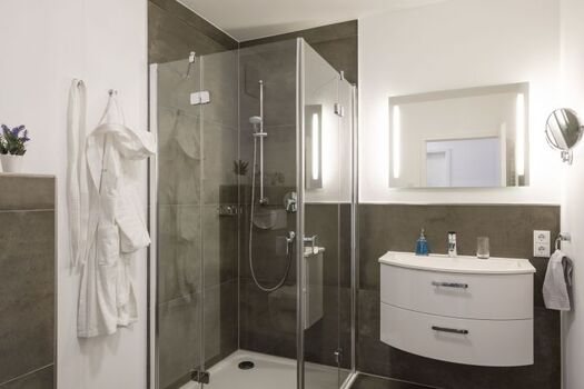 hochwertiges Badezimmer mit Dusche