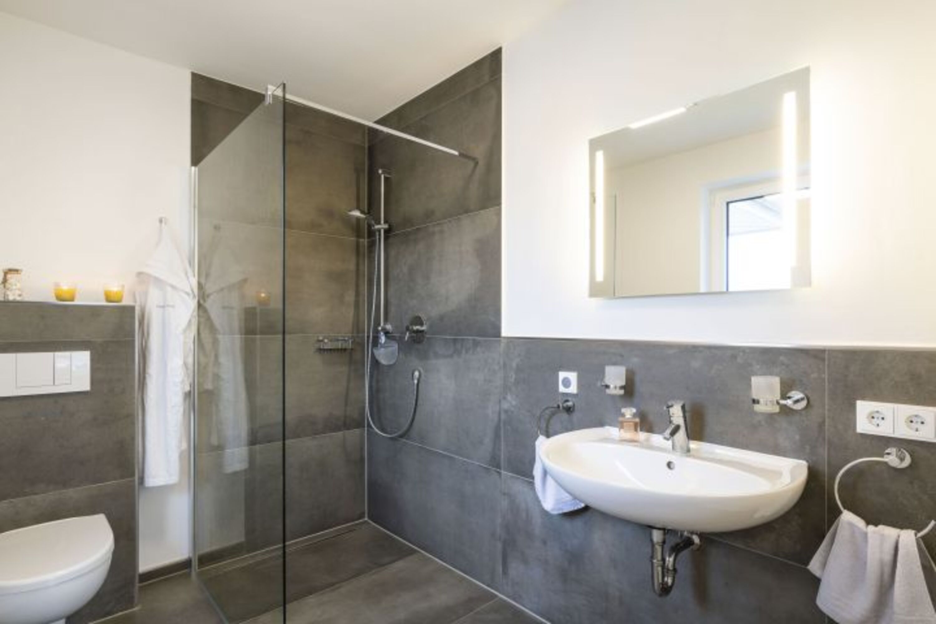 Badezimmer en Suite mit begehbarer Dusche