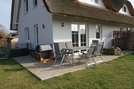 Terrasse mit Hundestrandkorb