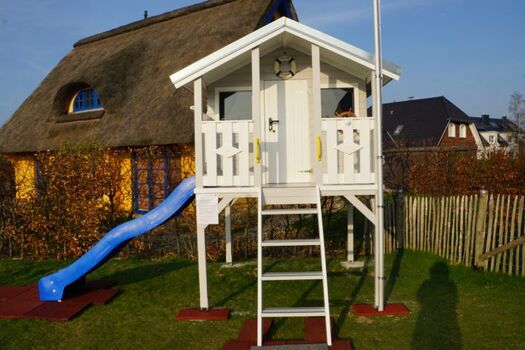Kinderstelzenhaus "Little Baltica" mit Rutsche