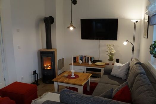 Wohnzimmer mit brennendem Kamin