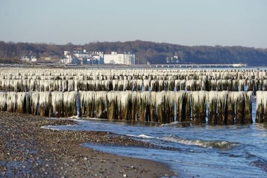 Blick nach Heiligendamm mit eingefrorenen Buhnen