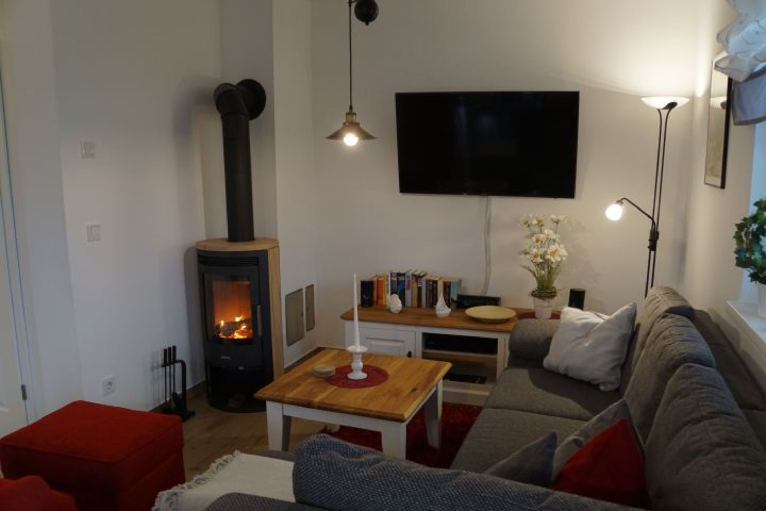 Wohnzimmer mit brennendem Kamin