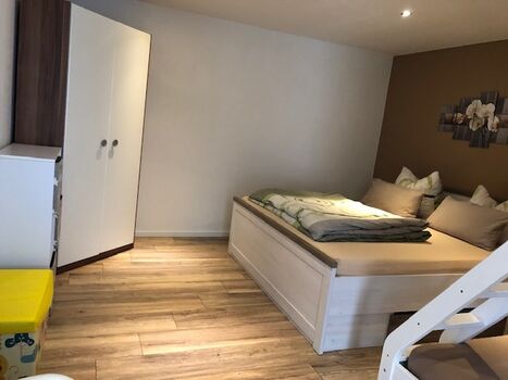 Schlafzimmer mit Doppelbett