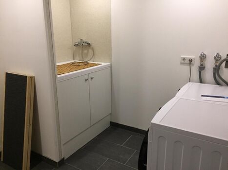 Hundedusche mit Treppe und Warmwasser im Nebengebäude