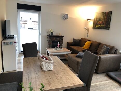 Blick von der Küche ins Wohnzimmer