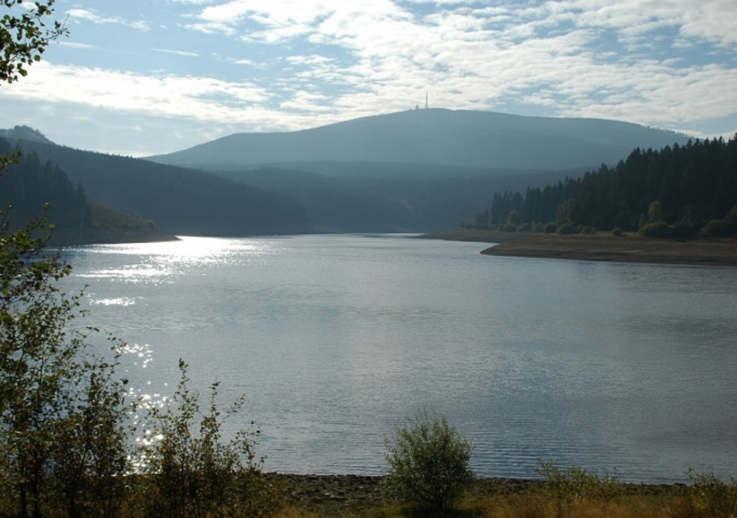 Eckertalsperre mit Blick zum Brocken