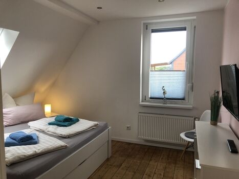 Schlafzimmer mit TV im 1. OG