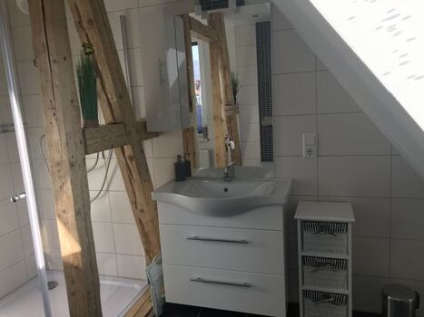 Bad mit Dusche, WC und Waschplatz im 1.OG