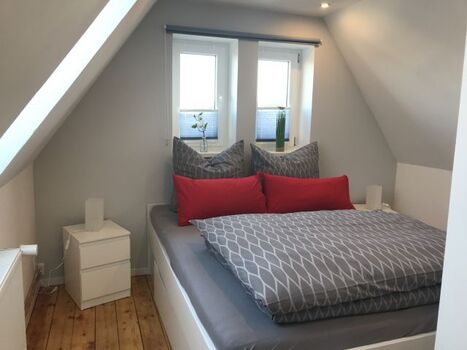 Schlafzimmer Dachgeschoss mit TV