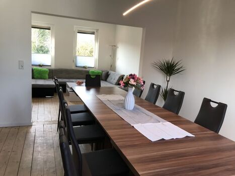 Blick vom Essbereich zum Wohnbereich